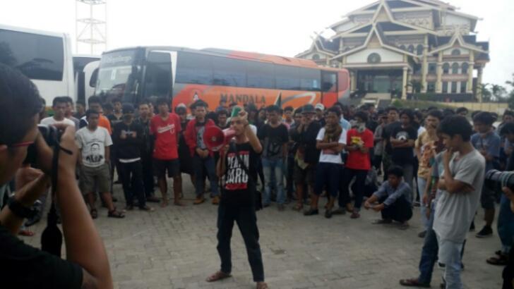 Tuntut Pembebasan Rekan, Puluhan Massa HMI Makassar Tolak Dipulangkan