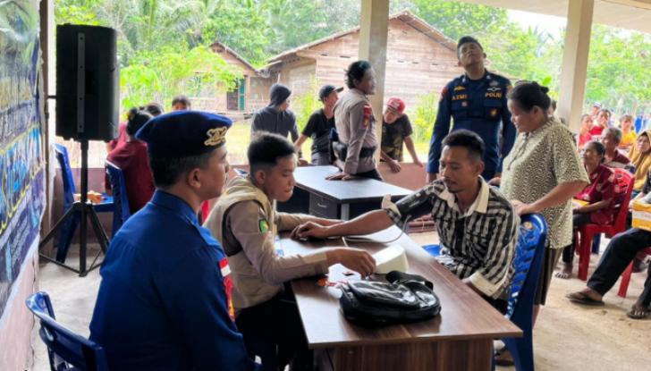 Polri Jelajah Wilayah Pesisir Desa Semukut, Salurkan Bansos dan Pesan Pilkades Damai