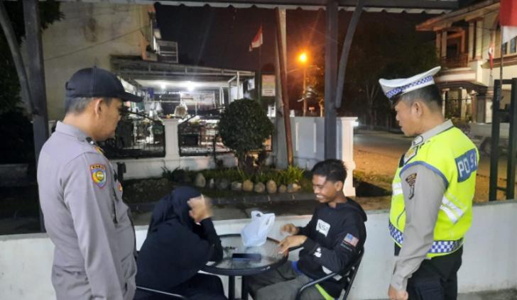 Polsek Pangkalan Kerinci Sebarkan Informasi Kamtibmas kepada Pengunjung Kafe