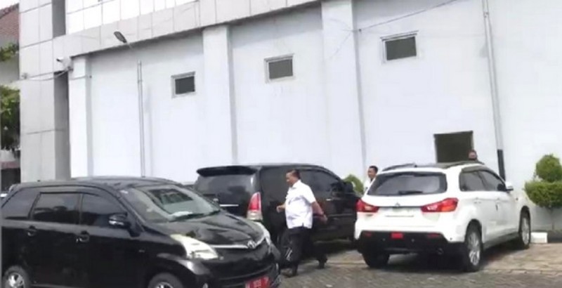 5 Mobil Menjemput, SF Hariyanto Pilih Avanza Kabur dari Kejaran Wartawan Lewat Pintu Belakang
