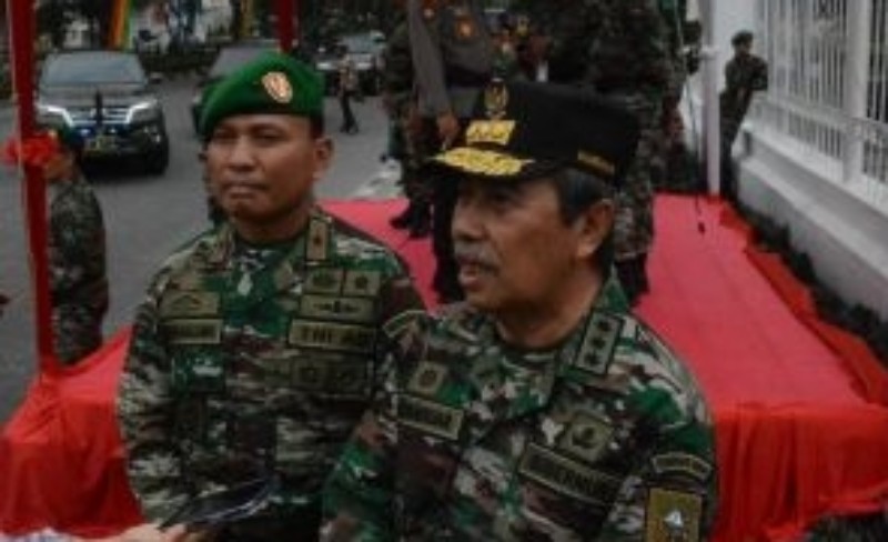 Begini Kalau Gubernur Syamsuar Pakai Baju TNI