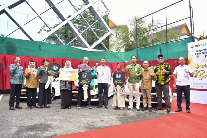 BRK-Syariah Serahkan Grand Prize 'Bedelau' 3 Mobil, Fajar Restu: Ini Apresiasi untuk Nasabah