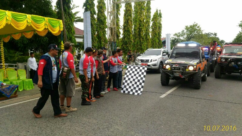 Bupati Inhu Pimpin Pelepasan Peserta Event Olahraga Otomotif Adventure Beruang Madu 4X4 Off Road Lestari 2016