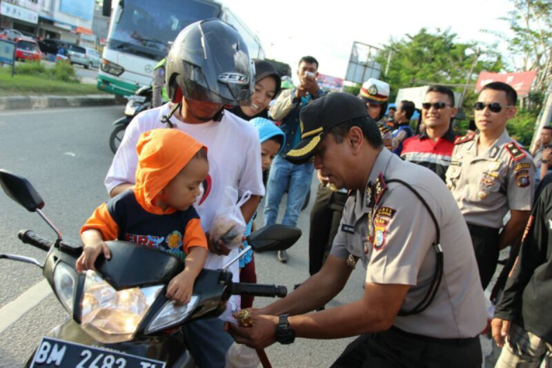 Di Bulan Ramadan 1437 H, Polres Pelalawan Berbagi 1000 Bungkusan Takjil Dengan Penguna Jalan