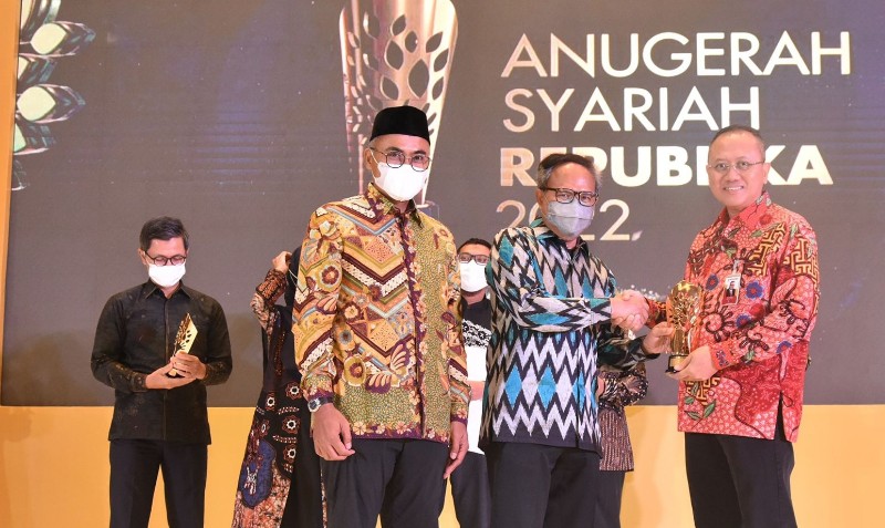 Di Depan Erick Thohir, BRKS Terima Penghargaan Bank Syariah Terbaik
