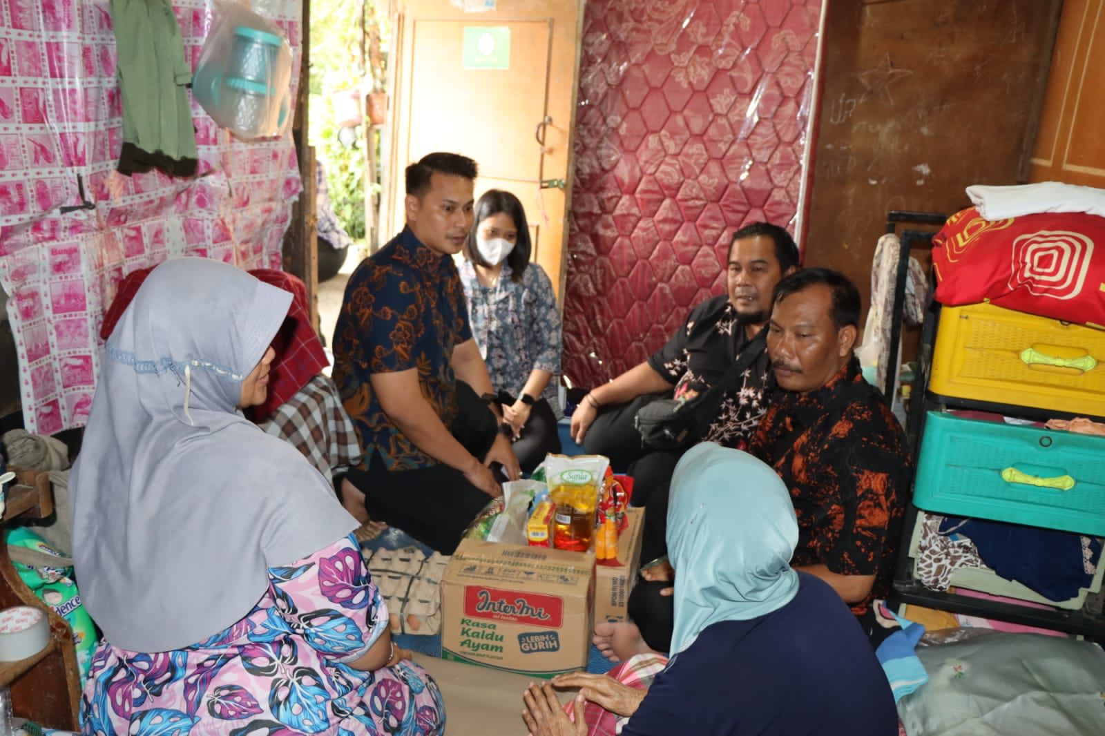 Dua warga lansia didatangi Polisi Humanis Dumai untuk serahkan bantuan