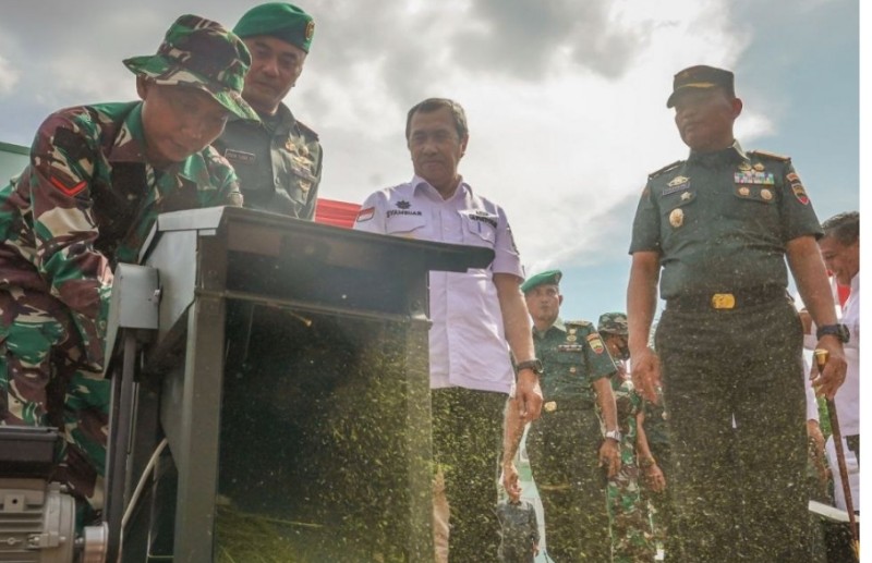 Gubernur Syamsuar Ajak Pemkab dan UMKM Manfaatkan Mesin Serut Lidi