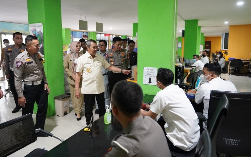 Gubernur Syamsuar Sidak Samsat Pekanbaru: Hari Ini Lancar