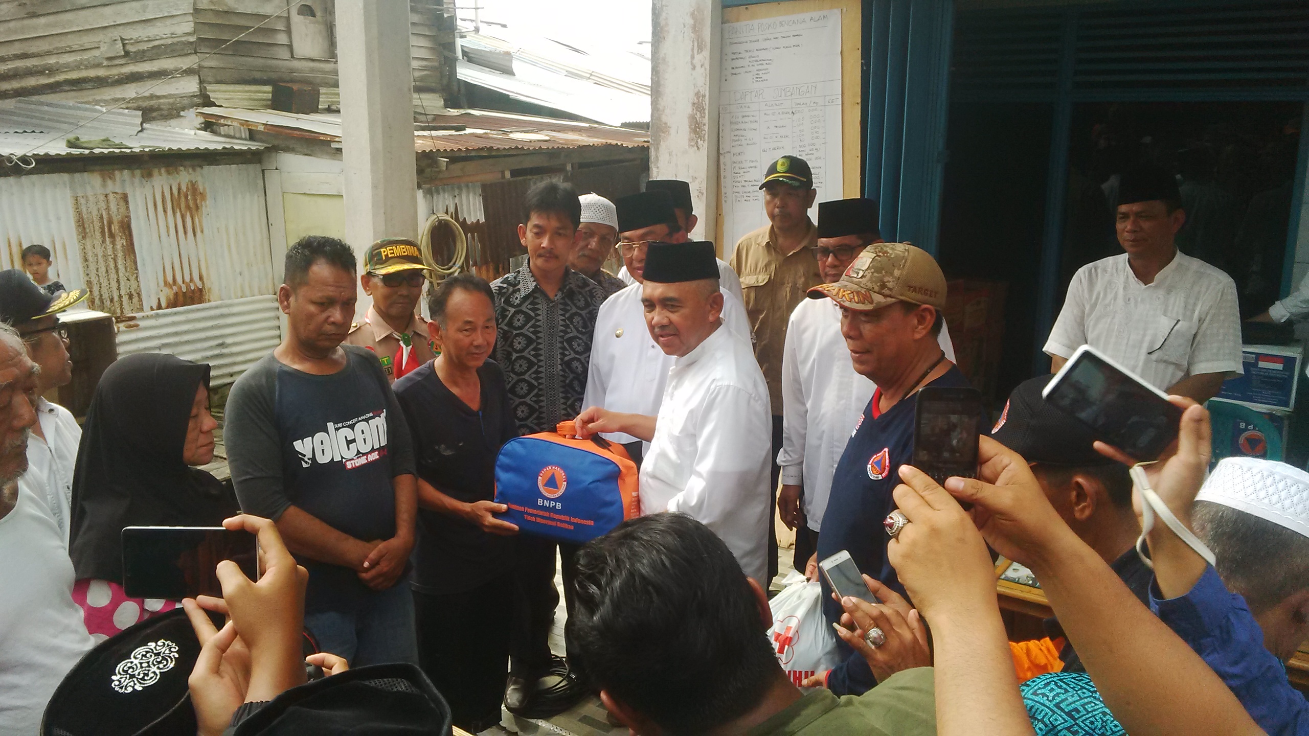 Gubri Kunjungi Korban Tanah Longsor di Kuala Enok, Indragiri Hilir