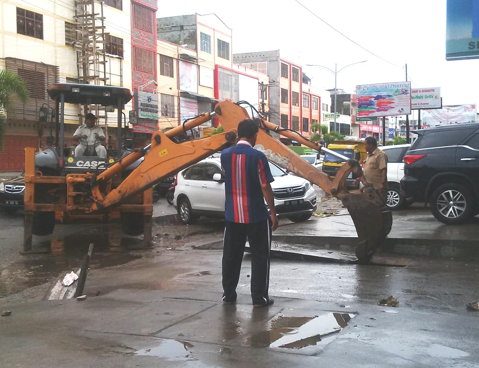 Hampir Seluruh Drainase Tertutup Rapat di Jalan Ombak, Dinas PU Dumai Merasa Kesulitan