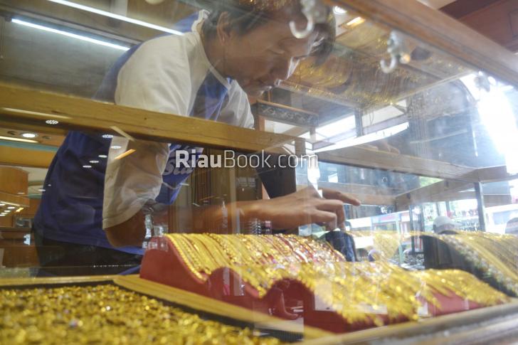 Harga Turun Bikin Warga Dumai Tunda Menjual Perhiasan Emas