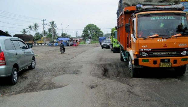 Jalan Lintas Tengah Riau-Sumut Rusak Parah
