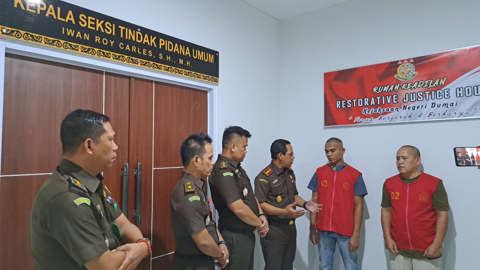 Kejari Dumai bebaskan dua tersangka penerima restoratif justice