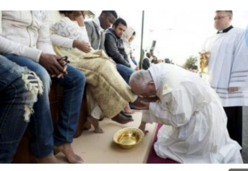 Paus Fransiskus Cium Kaki Pria Muslim yang Katanya Teladan Yesus