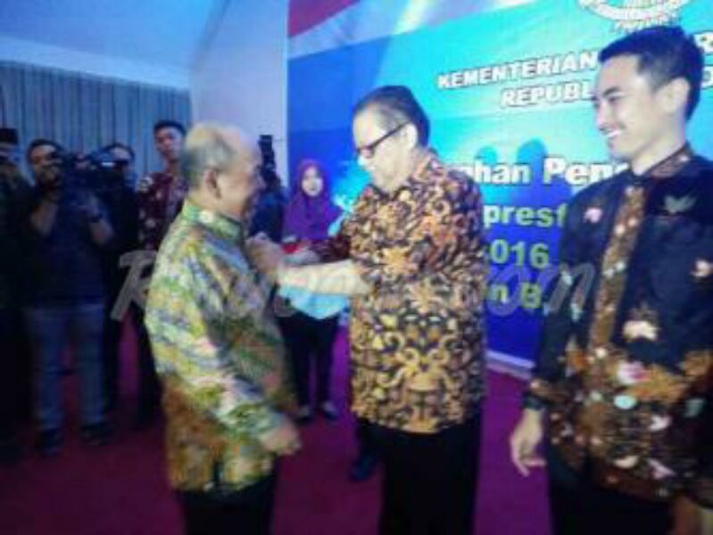 Pelalawan Berbangga, Bupati Harris Terima Penghargaan Bhakti Koperasi Dari Presiden Jakowi