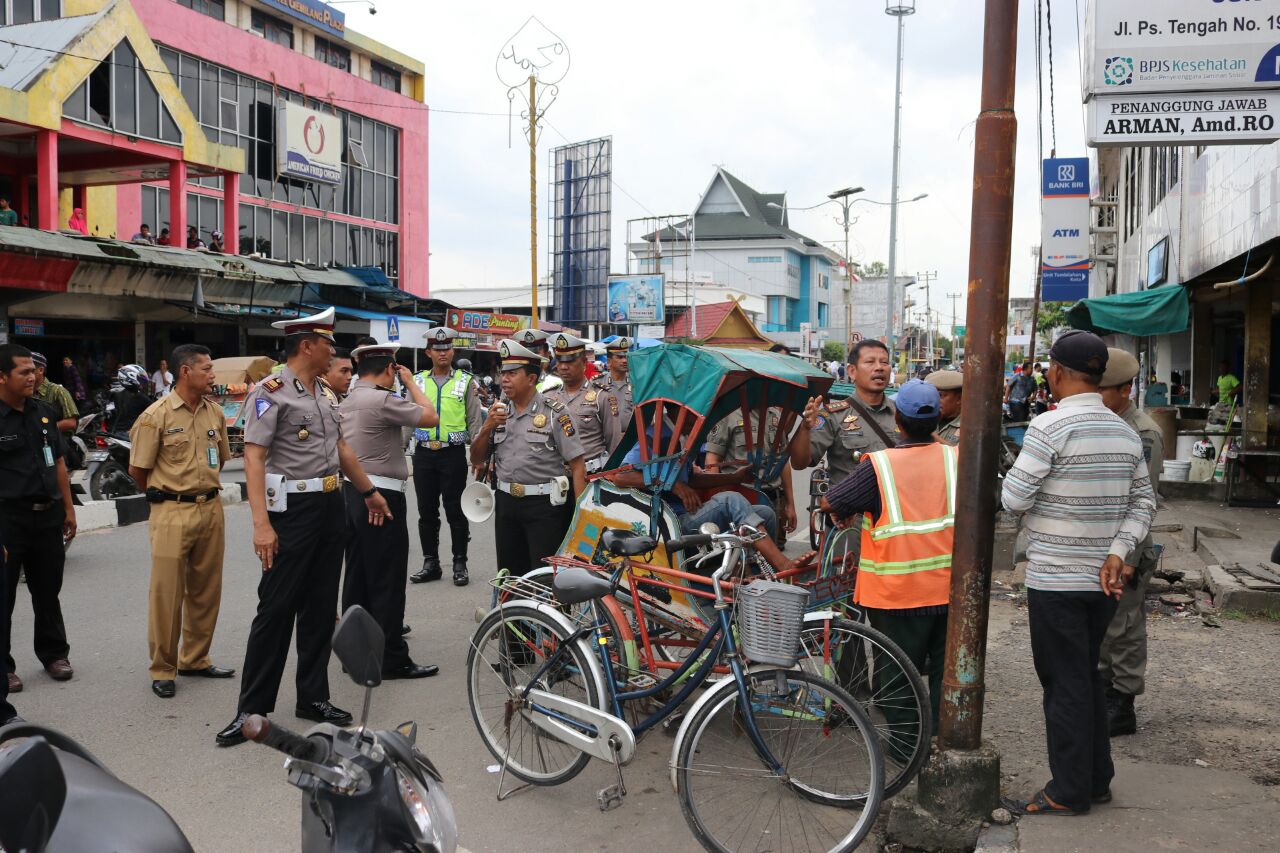 Sosialisasi  KTL di Indragiri Hilir, Tim Gabungan Ingatkan Tukang Becak, Pedagang dan Juru Parkir
