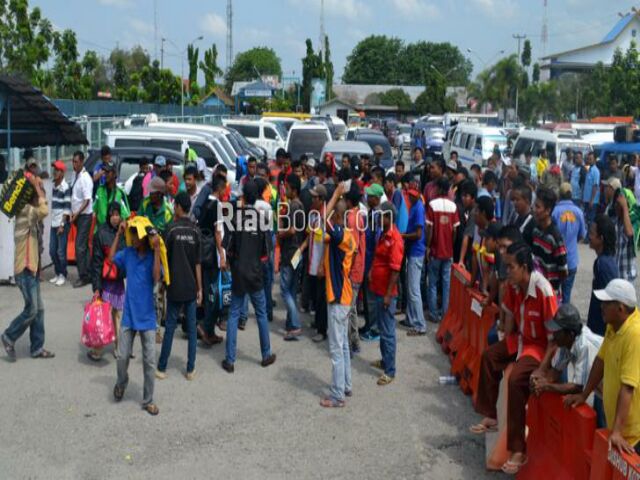 Penumpang Membludak Dishub dan Polisi Awasi Loket Nakal