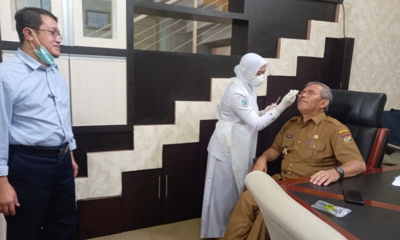 Presiden Jokowi ke Riau, Pj Bupati Kampar Tes Swab PCR
