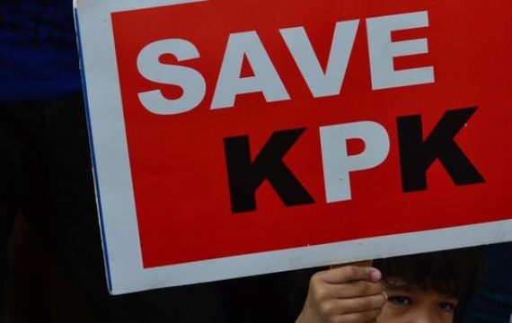 Selamatkan KPK, BW Mengecat Pos Polisi di Bundaran HI