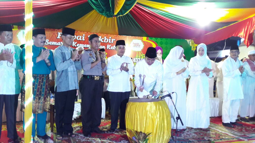 Sekitar 10 Ribu Orang Ikut Merayakan Pawai Ta'ruf 1 Syawal Di Tembilahan yang Dilepaskan Oleh Bupati Inhil