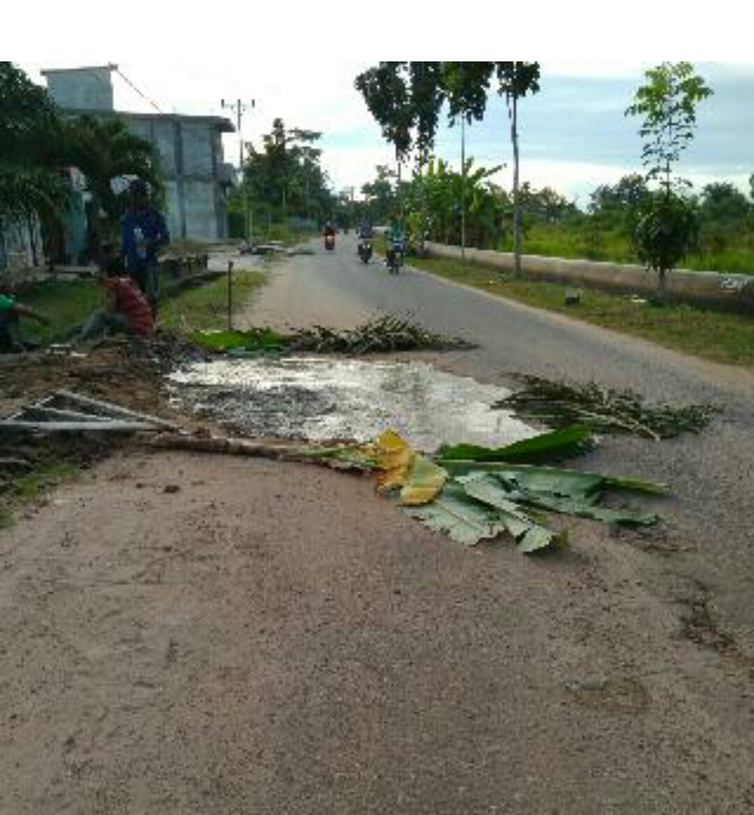 Sering Laka Tunggal, Warga Bukit Timah Dumai Gotong Royong Tambal Jalan