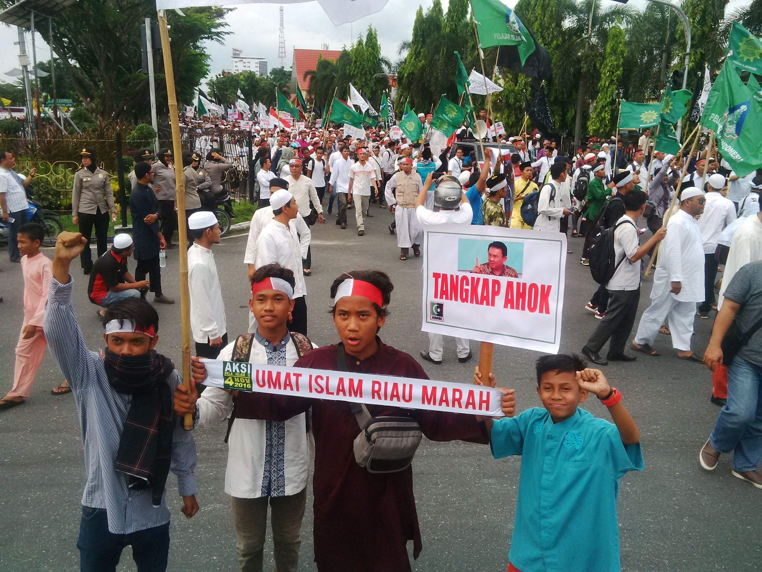 Massa menuntut Ahok diadili atas kasus taan agama