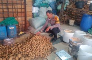 Bhabinkamtibmas Sukaramai Sambangi Pedagang Kelapa dan Santan di Pasar Agus Salim, Pantau Ketersediaan Bahan Pangan