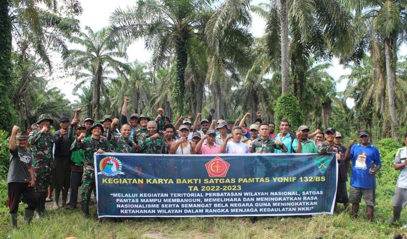 TNI Gotong Royong 'Jumat Bersih' Bersama Warga Perbatasan Papua