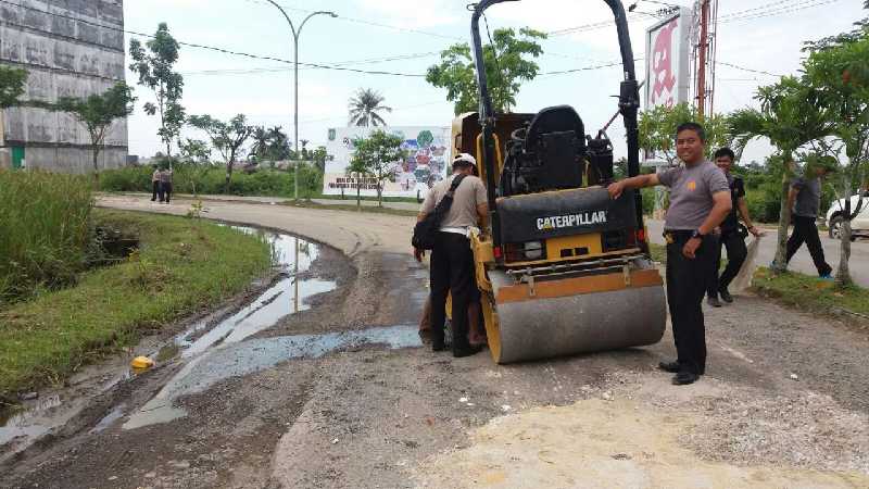 Wah, Kapolres Inhil 'Turun Gunung' Timbun Jalan Rusak