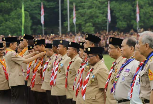 WAKO PEKANBARU TERIMA LENCANA MELATI DARI PRESIDEN JOKO WIDODO